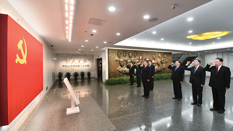 2017年10月31日，中共中央總書記、國家主席、中央軍委主席習(xí)近平帶領(lǐng)中共中央政治局常委李克強(qiáng)、栗戰(zhàn)書、汪洋、王滬寧、趙樂際、韓正，瞻仰上海中共一大會址和浙江嘉興南湖紅船。這是31日上午，在上海中共一大會址紀(jì)念館，習(xí)近平帶領(lǐng)其他中共中央政治局常委同志一起重溫入黨誓詞。 