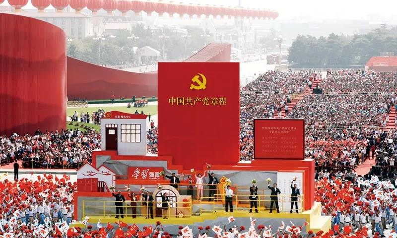 2019年10月1日上午，慶祝中華人民共和國成立70周年大會在北京天安門廣場隆重舉行。這是群眾游行中的“從嚴治黨”方陣。新華社記者 蘭紅光/攝