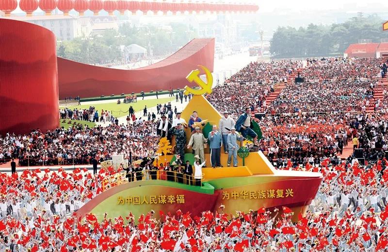 2019年10月1日上午，慶祝中華人民共和國成立70周年大會在北京天安門廣場隆重舉行。這是群眾游行中的“不忘初心”方陣。新華社記者 蘭紅光/攝