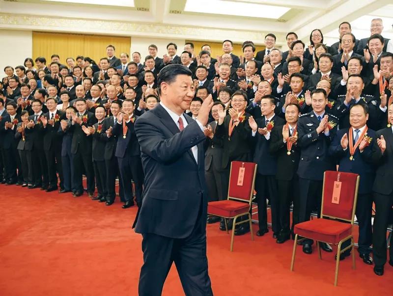 2019年6月25日，黨和國家領導人習近平、李克強、王滬寧等在北京人民大會堂會見第九屆全國“人民滿意的公務員”和“人民滿意的公務員集體”受表彰代表。新華社記者 李學仁/攝